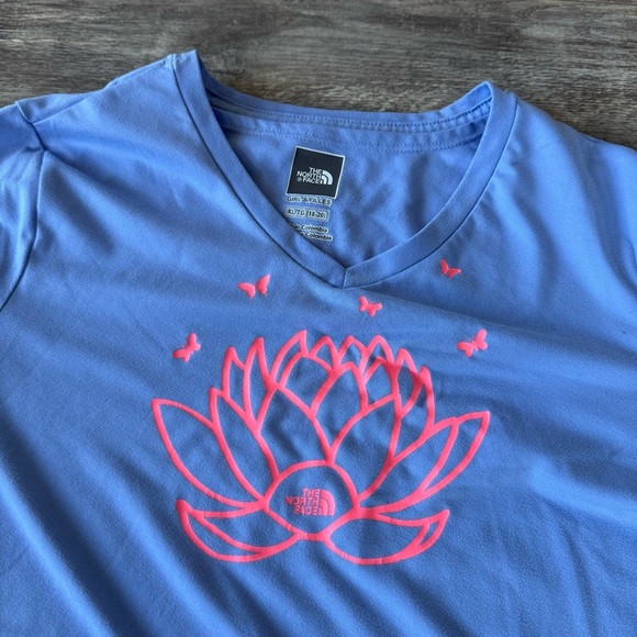 The North Face Water Lilly Graphic Soft V-Neck Tee Shirt - Picture 7 of 8